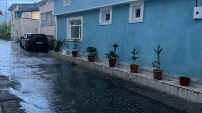Bayburt’ta akşam saatlerinde etkili olan gök gürültülü sağanak, dolu yağışına