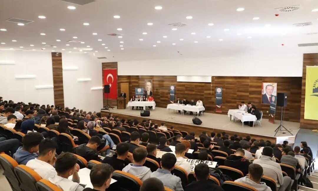 Bayburt’ta düzenlenen Liseler Arası Münazara Yarışması’nda öğrenciler, teknolojinin insan üzerindeki