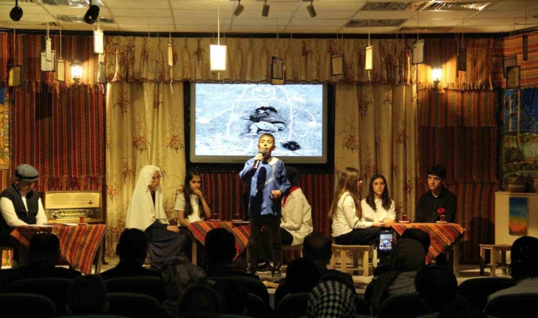 Bayburt Şehitler Ortaokulunda, ’İnsan’ temalı şiir programı gerçekleştirildi. Program kapsamında