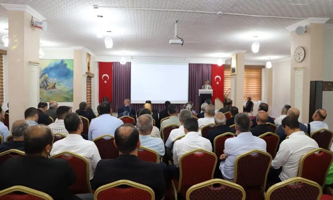 Bayburt’ta okul yöneticilerinin katılımıyla yapılan toplantıda, yıl sonu işlemleri ve