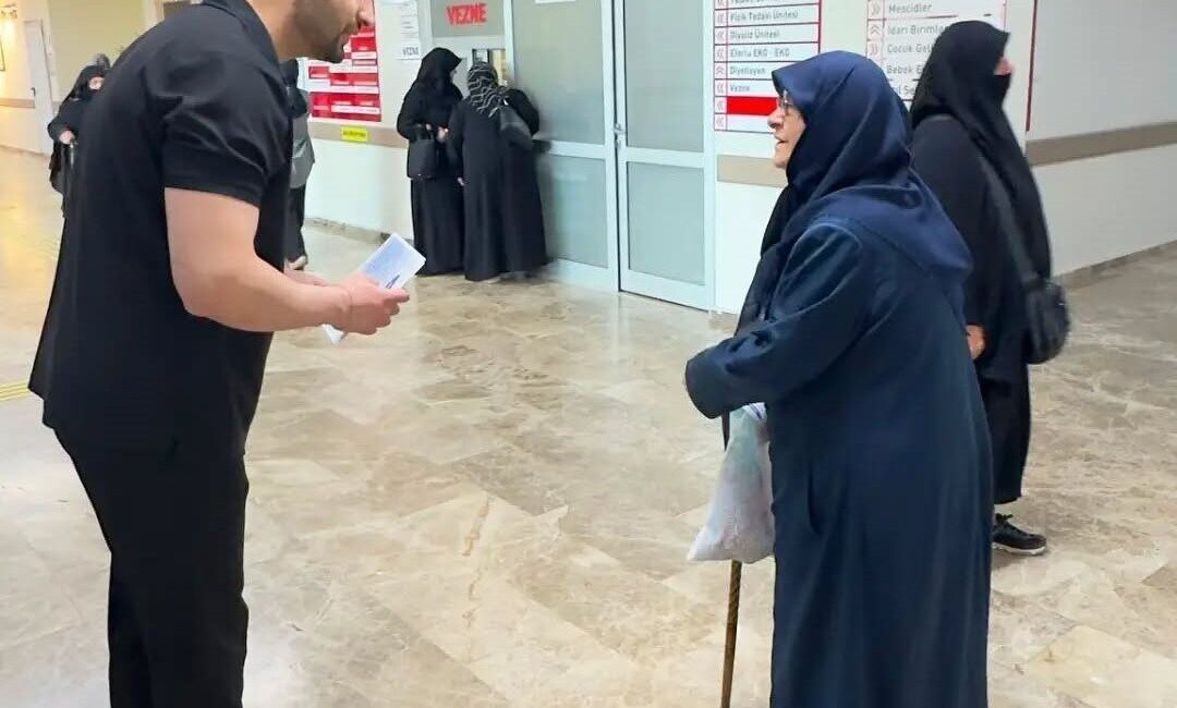 Bayburt Devlet Hastanesinde, artan hava sıcaklıklarına karşı vatandaşları bilinçlendirmek amacıyla