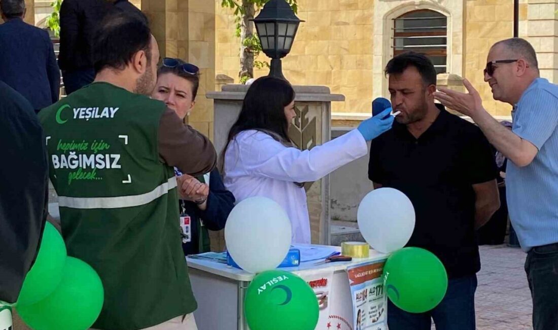 Dünya Tütünsüz Günü kapsamında Cumhuriyet Caddesi’nde açılan stantta, sigara ve