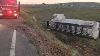 Bayburt’ta meydana gelen kazada devrilen yakıt yüklü tankerin sürücüsü yaralandı.