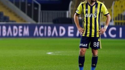 Kariyerinde Galatasaray, Fenerbahçe ve Beşiktaş formaları giyen 37 yaşındaki Caner
