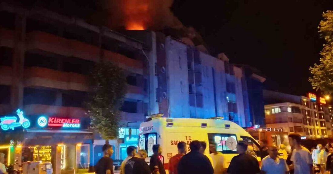 Zonguldak’ın Çaycuma ilçesinde gece saatlerinde 4 katlı bir binanın çatısında