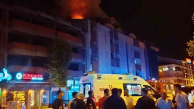 Zonguldak’ın Çaycuma ilçesinde gece saatlerinde 4 katlı bir binanın çatısında