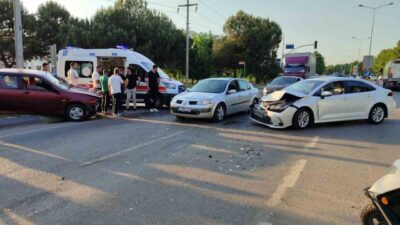 Sakarya’nın Adapazarı ilçesi D-650 karayolunda iki otomobilin kafa kafaya çarpışması