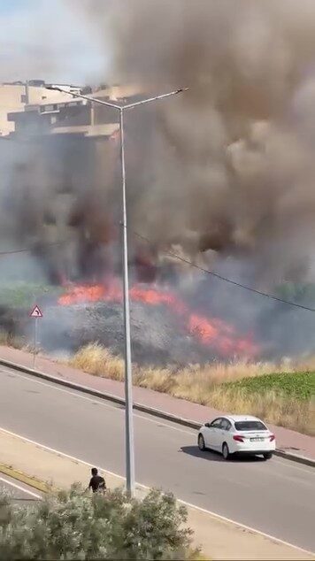 Kocaeli’nin Darıca ilçesinde boş arazide çıkan yangın paniğe sebep oldu.