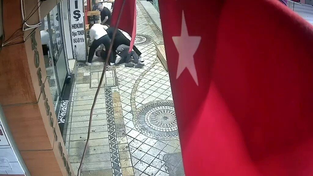 Kocaeli’nin İzmit ilçesinde bir şahıs, 4 kişi tarafından tekme ve