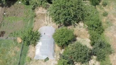 Sakarya’da narkotik ekiplerinin dron destekli çalışmaları neticesinde, seracılık faaliyeti görüntüsü