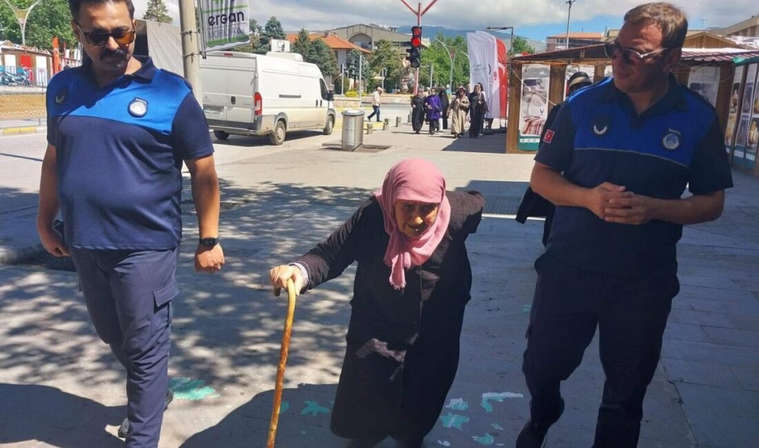 Erzincan Belediyesi Zabıta Müdürlüğü personelleri, şehir merkezinde alışveriş torbasını kaybeden