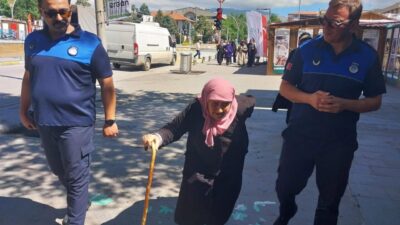 Erzincan Belediyesi Zabıta Müdürlüğü personelleri, şehir merkezinde alışveriş torbasını kaybeden