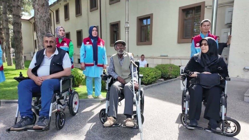 Erzincan Valiliğince düzenlenen programda ihtiyaç sahibi engelli bireylere akülü engelli