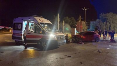 Erzincan’da hafif ticari araç ile otomobilin çarpıştığı trafik kazasında 2