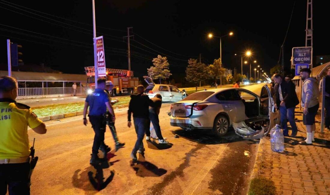 Erzincan’da 2 otomobilin çarpışması sonucu meydana gelen trafik kazasında 5