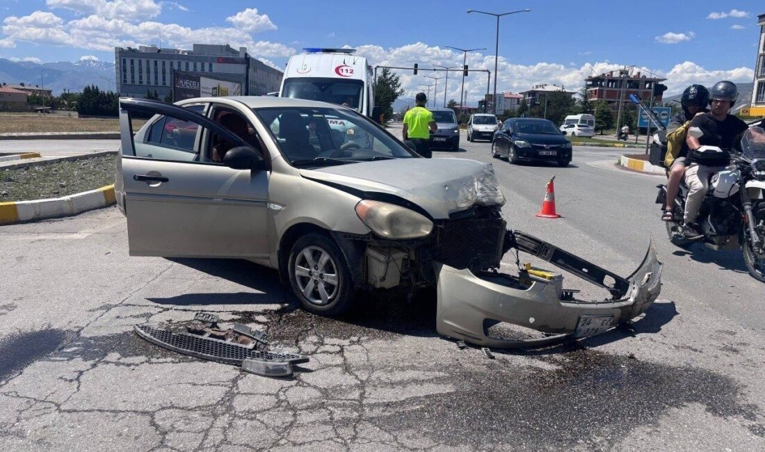 Erzincan Recep Tayyip Erdoğan Bulvarı üzerindeki TEDAŞ Kavşağı’nda iki otomobilin