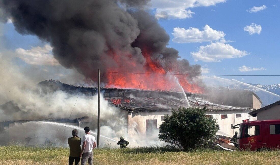 Erzincan’da ikinci el mobilya deposunda çıkan yangın, itfaiye ekiplerinin yaklaşık