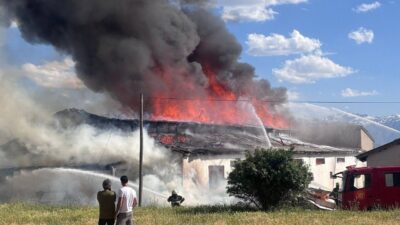 Erzincan’da ikinci el mobilya deposunda çıkan yangın, itfaiye ekiplerinin yaklaşık