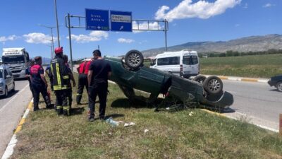 Erzincan’da otogar mevkiinde kontrolden çıkarak takla atan otomobilde bulunan 2