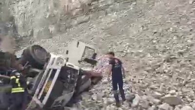 Erzurum-Artvin kara yolu Uzundere ilçesinde freni patlayan tırdan atlayan sürücü
