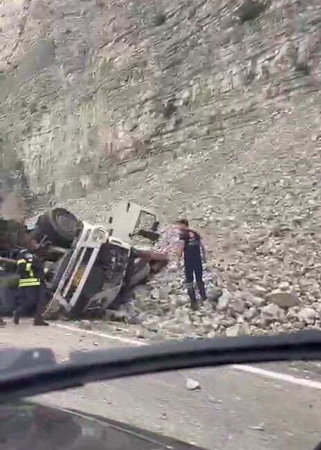 Erzurum-Artvin kara yolu Uzundere ilçesinde freni patlayan tırdan atlayan sürücü