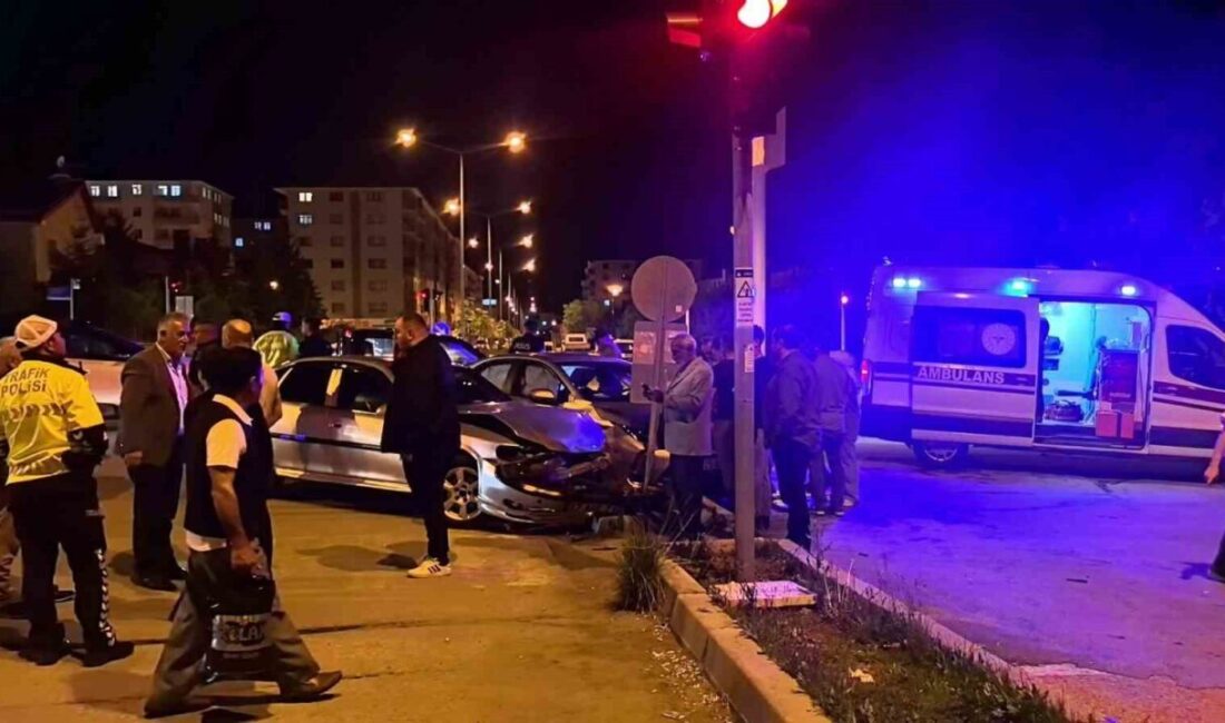Erzurum’un Palandöken ilçesinde meydana gelen trafik kazasında 2 kişi yaralandı.