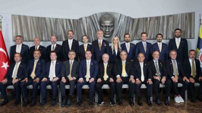Fenerbahçe Başkanı Aziz Yıldırım liderliğinde kulüp binasında ilk yönetim kurulu