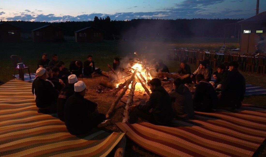 Erzincan’da düzenlenen izcilik kampında bir araya gelen gençler, doğayla iç