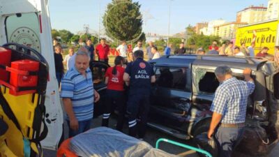 Giresun’un Eynesil ilçesinde iki otomobilin kavşakta çarpışması sonucu meydana gelen