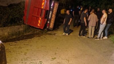 Giresun’un Eynesil ilçesinde yaş çay yüklü bir kamyonun devrilmesi sonucu