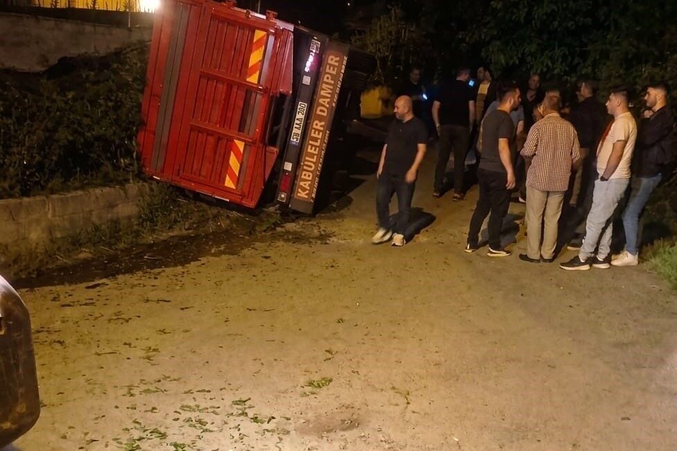 Giresun’un Eynesil ilçesinde yaş çay yüklü bir kamyonun devrilmesi sonucu