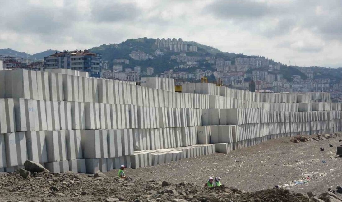 Trabzon’un Faroz Limanı’nı şiddetli dalgalardan korumak için hemen yakınında imal