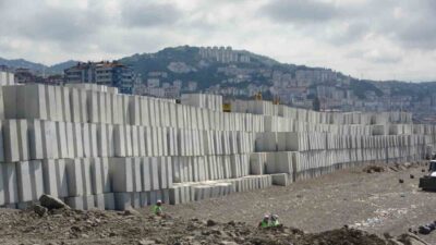Trabzon’un Faroz Limanı’nı şiddetli dalgalardan korumak için hemen yakınında imal
