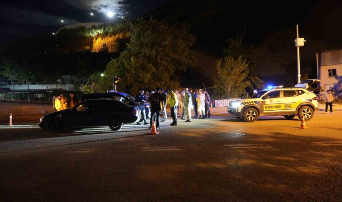 Gümüşhane’de alkollü sürücünün kullandığı otomobil, İl Jandarma Komutanlığı’na girmeye çalışan