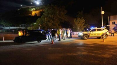 Gümüşhane’de alkollü sürücünün kullandığı otomobil, İl Jandarma Komutanlığı’na girmeye çalışan