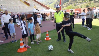 Gümüşhane’de düzenlenen spor şenliğinde çocuklar ve aileleri doyasıya eğlenirken, birbirinden