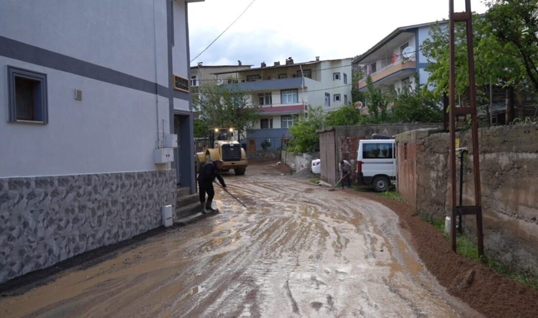 Gümüşhane’de etkili olan sağanak yağışın ardından meydana gelen sel nedeniyle