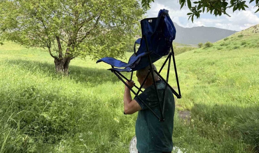 Erzincan’ın Otlukbeli ilçesine bağlı köylerde etkili olan dolu ve fırtına