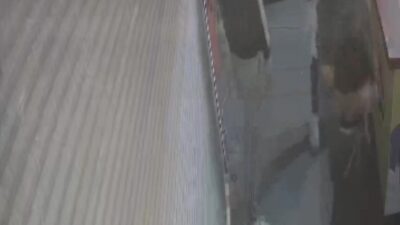 Zonguldak’ın Ereğli ilçesinde, bir büfenin içecek dolabını zorla açarak hırsızlık