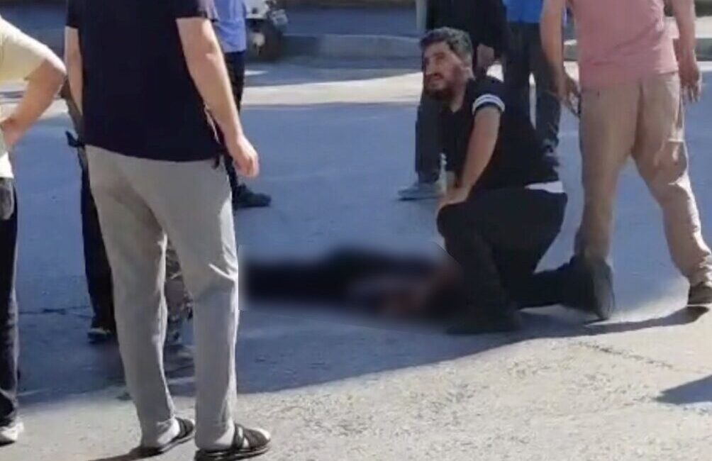 Sakarya’nın Adapazarı ilçesinde kırmızı ışık ihlali yaptığı öne sürülen servis