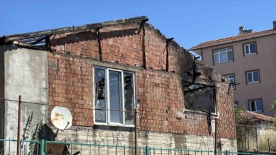 Kocaeli’nin İzmit ilçesinde tek katlı evde çıkan yangın itfaiye ekiplerince