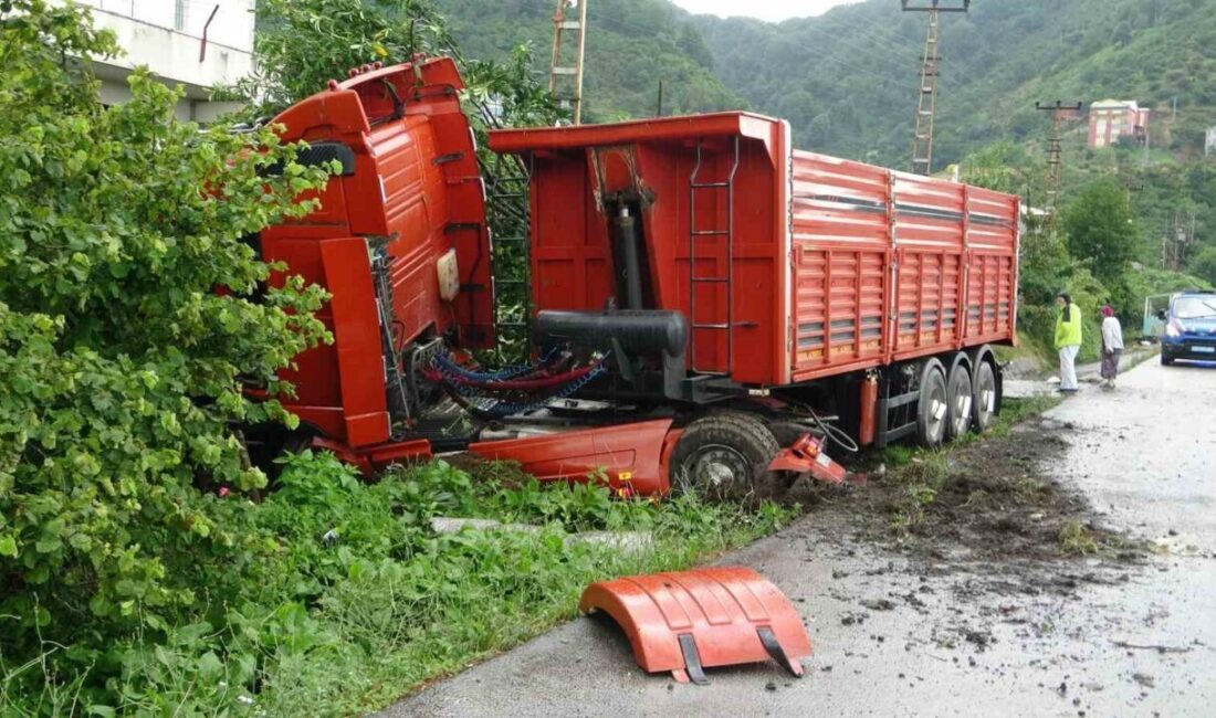 Giresun’da Karadeniz Sahil Yolu’nda kontrolden çıkan kum yüklü kamyon, yol