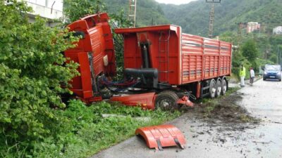 Giresun’da Karadeniz Sahil Yolu’nda kontrolden çıkan kum yüklü kamyon, yol