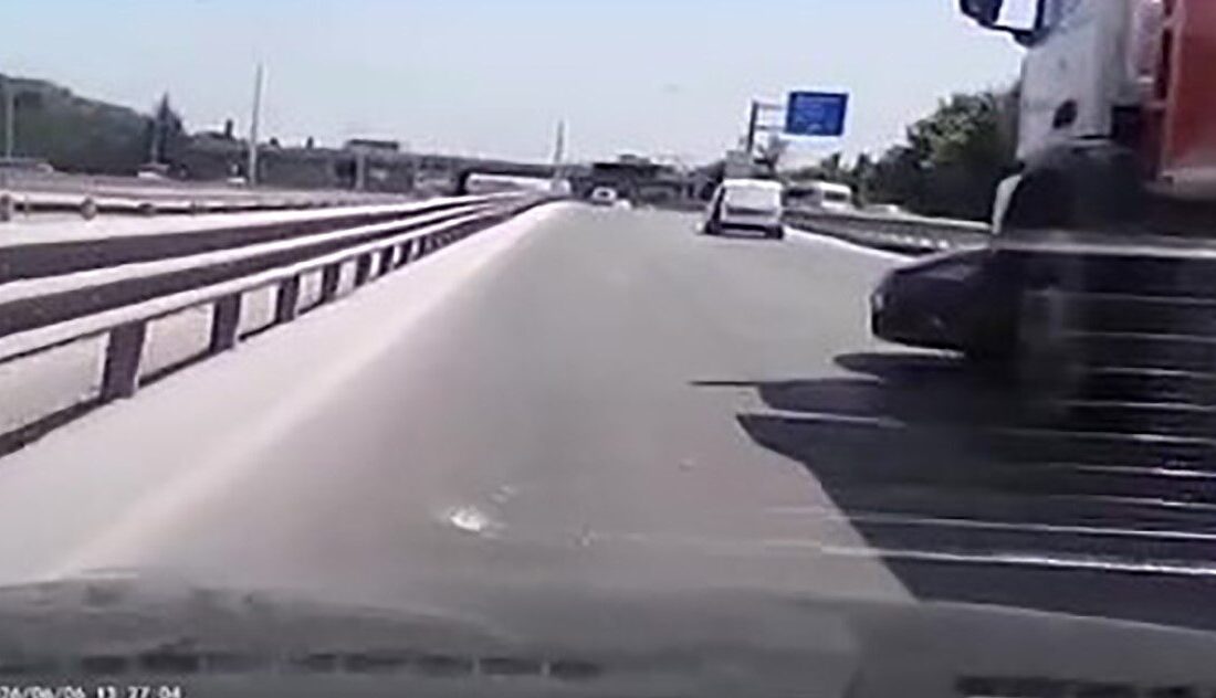 Kocaeli’nin Başiskele ilçesinde kamyonla çarpışan otomobil, kamyonun önünde metrelerce sürüklendi.