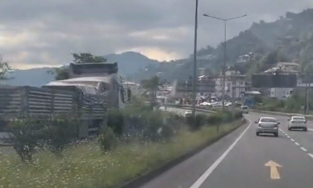 Sabah saatlerinde Trabzon Araklı ve Sürmene ilçeleri arasındaki karayolunda yürekleri