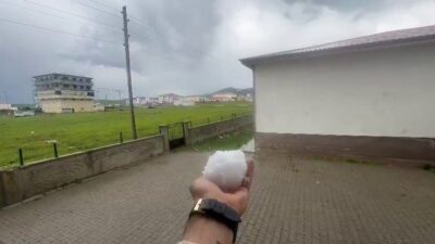 Erzurum’un Karayazı ilçesinde etkili olan dolu yağışı vatandaşlar tarafından şaşkınlıkla