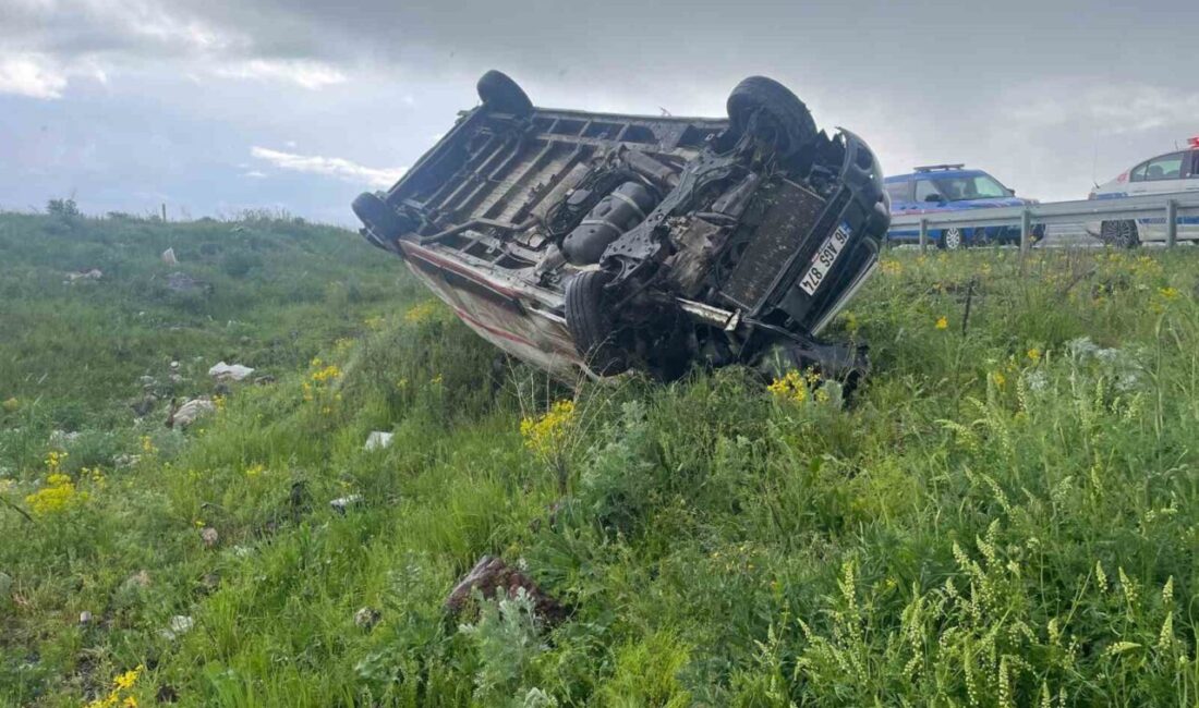 Kars’ta meydana gelen trafik kazasında kontrolden çıkan otomobilin şarampole devrilmesi