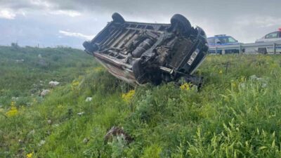 Kars’ta meydana gelen trafik kazasında kontrolden çıkan otomobilin şarampole devrilmesi
