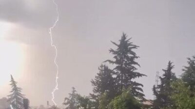 Kastamonu’da küle dönen jimnastik salonuna yıldırımın düştüğü anlar cep telefonu