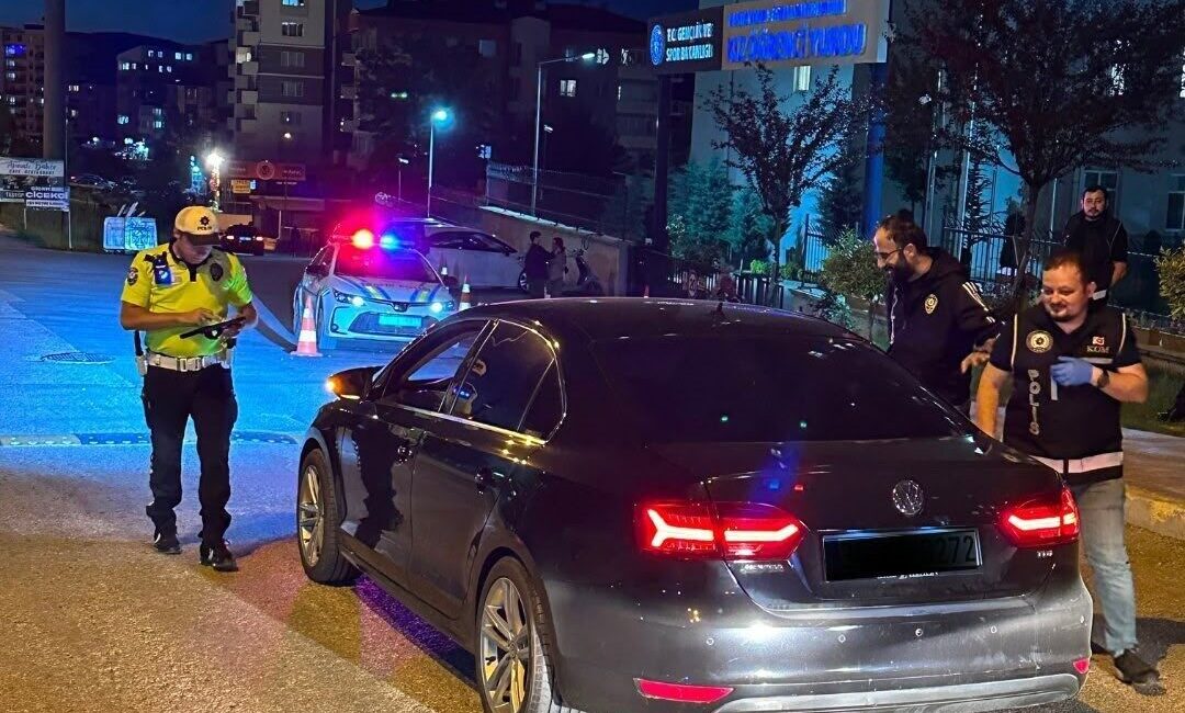 Kastamonu’da polis ekiplerince gerçekleştirilen denetimde hakkında yakalama kararı bulunan 1
